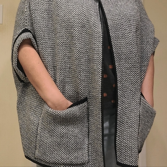 DRESS BARN Women's Black & White Short Sleeve Snap Closure Poncho.  One Size - Picture 4 of 5